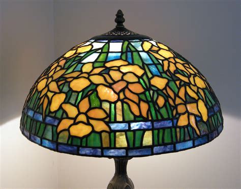 Daffodil lamp | Stained glass lamps, Stained glass lamp shades, Tiffany stained glass