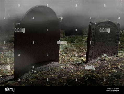 Creepy cemetery hi-res stock photography and images - Alamy