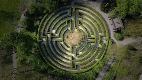 What is the difference between labyrinth and maze? - Difference Digest