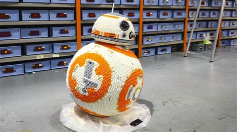 Timelapse of LEGO BB-8's impressive construction