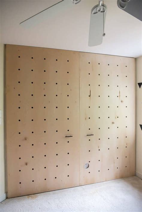 DIY PLYWOOD PEGBOARD WALL. SO COOL AND CHIC! | Wand, Sperrholz wände ...