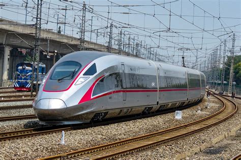 El primer tren bala autónomo del mundo entra en servicio en China: 350 ...