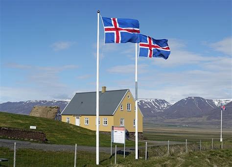 What do the colors of the Icelandic flag represent? - The story