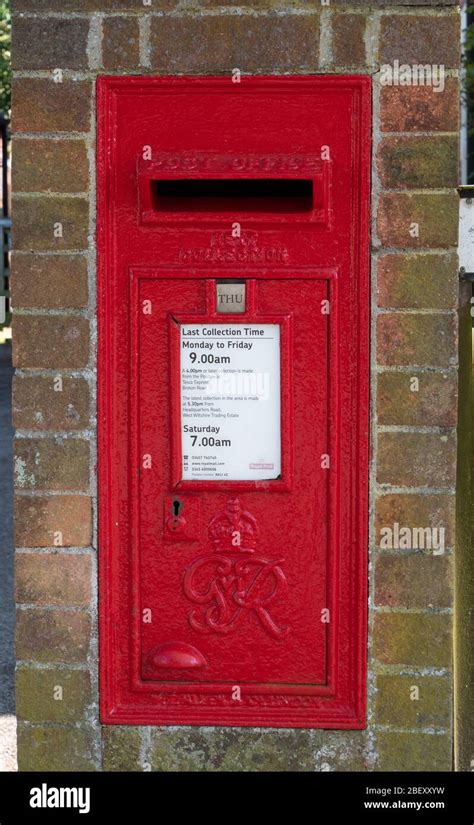 Postbox crown hi-res stock photography and images - Alamy