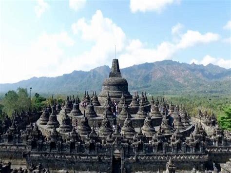 Mengenal Sejarah Candi Budha Terbesar di Dunia | Indonesia Traveler