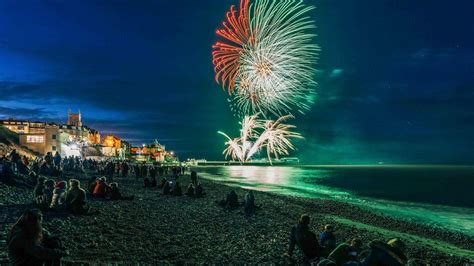 Cromer fireworks: New Year's Day pier display returns - BBC News