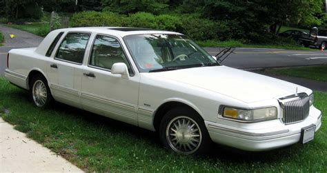 1993 Lincoln Town Car - Information and photos - MOMENTcar