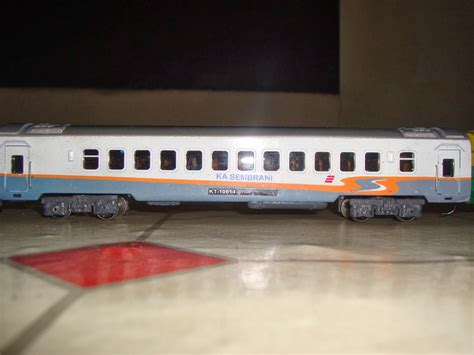 Kereta Api Indonesia DAOP 8 SB: Miniatur Kereta Api Indonesia