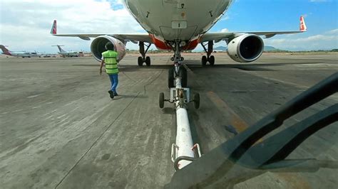 Aircraft pushback (AirAsia) - YouTube