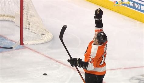 Flyers' Kevin Hayes scores first goal of season, points to sky in honor ...