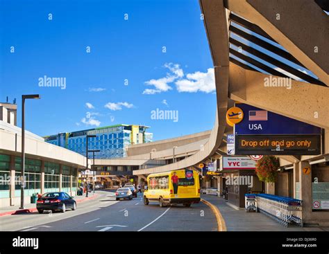 Outside the arrivals and departures hall Calgary International Stock Photo: 62766116 - Alamy