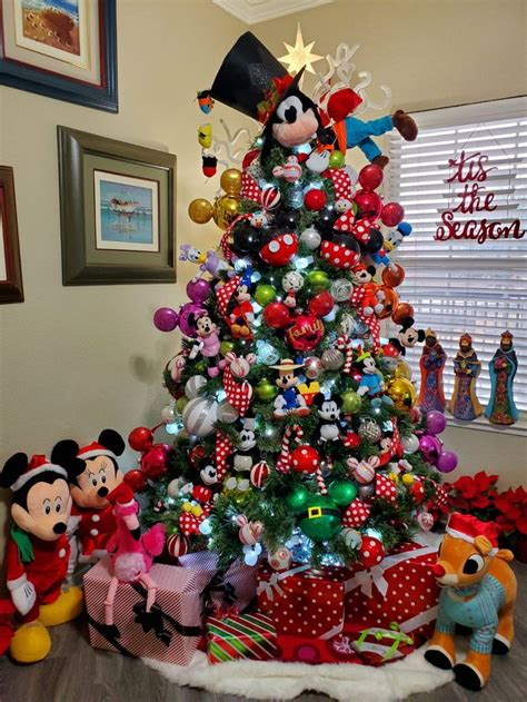 Disney Christmas tree | Disney christmas tree decorations, Christmas ...