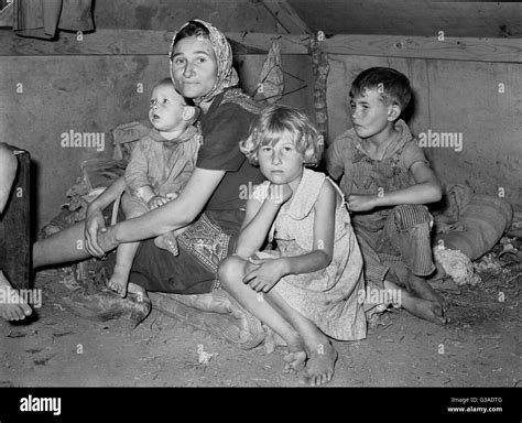 White migrant mother with children. Weslaco, Texas Stock Photo - Alamy