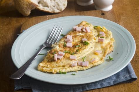 The Calories in a Three-Egg Ham & Cheese Omelet | livestrong