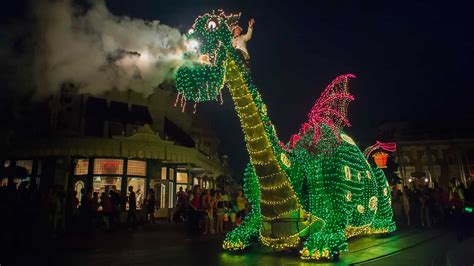 BREAKING: Main Street Electrical Parade Returning to Disneyland For a ...