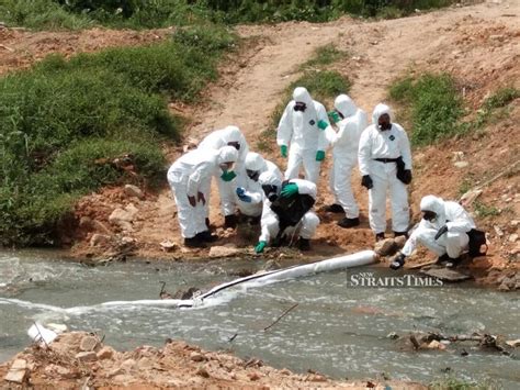 2.43 tonnes of chemical waste collected from Sungai Kim Kim on first day | New Straits Times ...