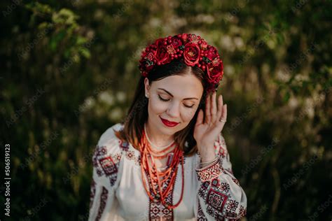 Attractive ukrainian woman in traditional embroidery vyshyvanka dress ...