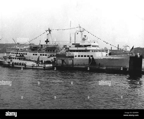 Vietnam War 1955 - 1975, humanitarian aid, return of the hospital ship "Helgoland" of the German ...