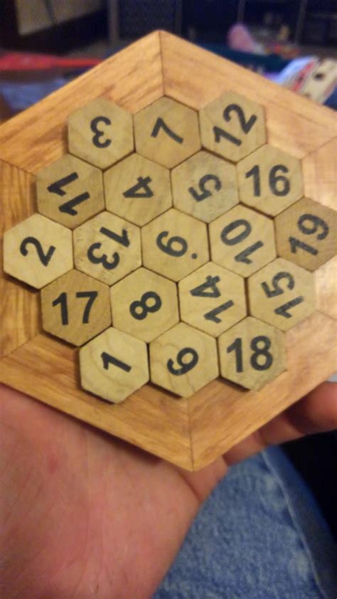 What is this small game and how do you play it? : r/whatisthisthing