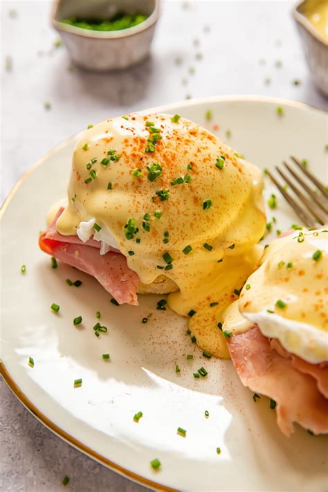 Eggs Benedict with Easy Hollandaise Sauce - Vikalinka