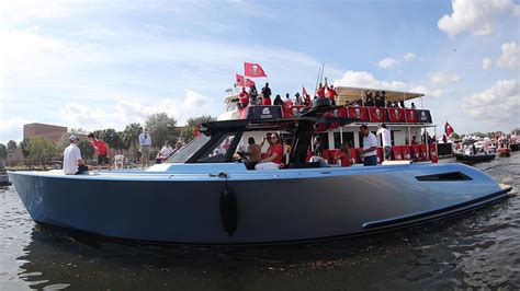 Tom Brady arrives to Bucs' Super Bowl parade in brand-new $2M boat ...