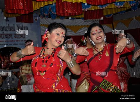 Bihu dance of Assam,India Stock Photo - Alamy