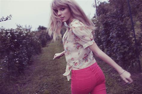 Taylor Swift Takes You Behind-the-Scenes – Maxazine.com