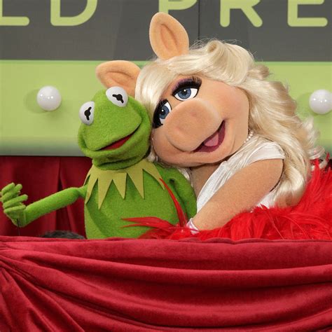 Kermit The Frog And Miss Piggy Kissing