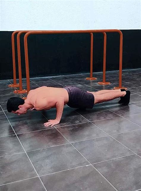 Isometric push-ups - Exercise level beginner