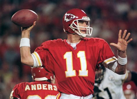 Joe Montana headlines QBs with ties to 49ers, Chiefs | AP News