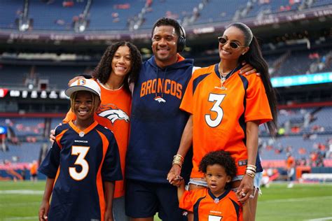 “Your Mom & I Love You”: $245,000,000 Russell Wilson Avoids Off-Season Grind on Sunday to ...