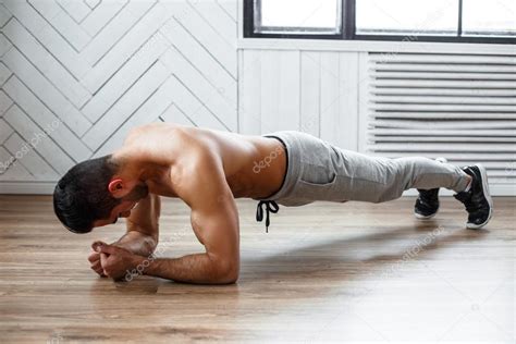 Man doing abs workouts — Stock Photo © fxquadro #105140202