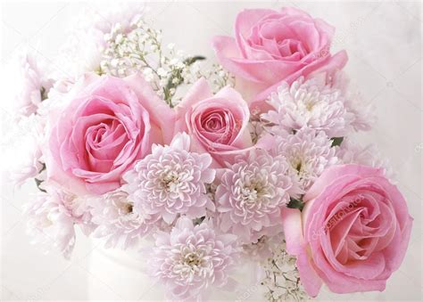 Pink and white flowers in a vase. — Stock Photo © MKucova #27077739