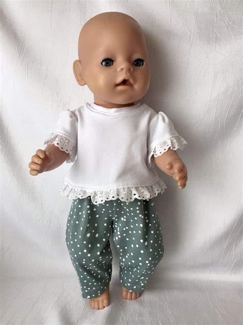 Broek en shirt met rushes Sewing Doll Clothes, Crochet Doll Clothes, Sewing Dolls, Diy Clothes ...