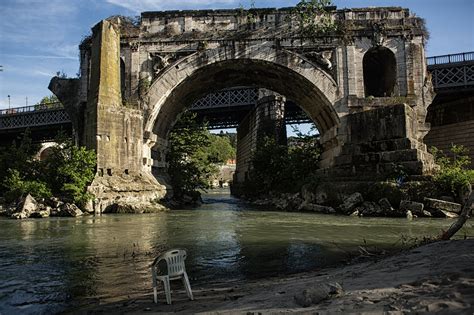 A Roman Legion of Volunteers Retakes the Tiber - The New York Times