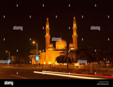 Jumeirah Mosque at night, Dubai, United Arab Emirates Stock Photo - Alamy