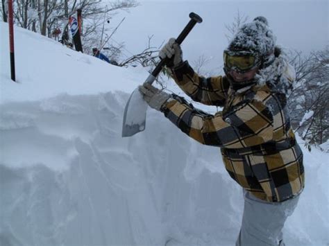 How to Use a Shovel in an Avalanche Rescue - Mountain Weekly News