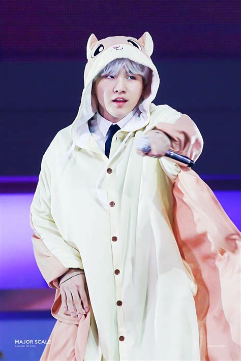 10 Potret Suga BTS dengan Outfit Antimainstream, Cute Banget!