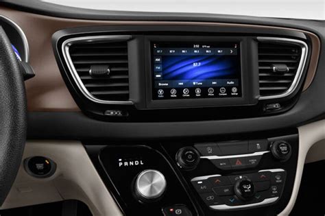 2020 Chrysler Voyager: 14 Interior Photos | U.S. News