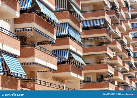 Fachada Do Prédio De Apartamentos Com Balcões E Toldos Do Sol Imagem de ...