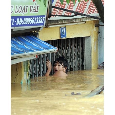 Typhoon Ketsana hits Vietnam as the death toll in the Philippines rises