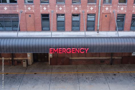 Emergency Room Sign at the entrance to a hospital emergency room Stock ...