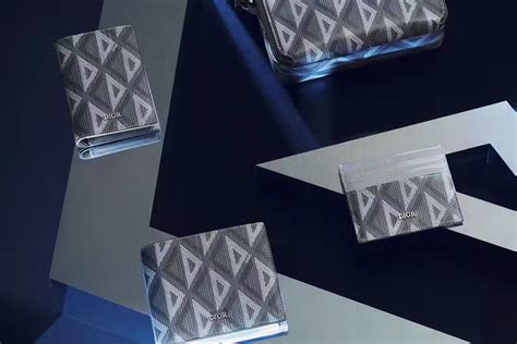 Top 10 Dior Wallets For Men in UAE (2023 Collection) - Riblor.ae