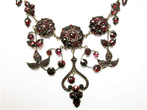 Vintage-Garnet-Necklace | Fashion News