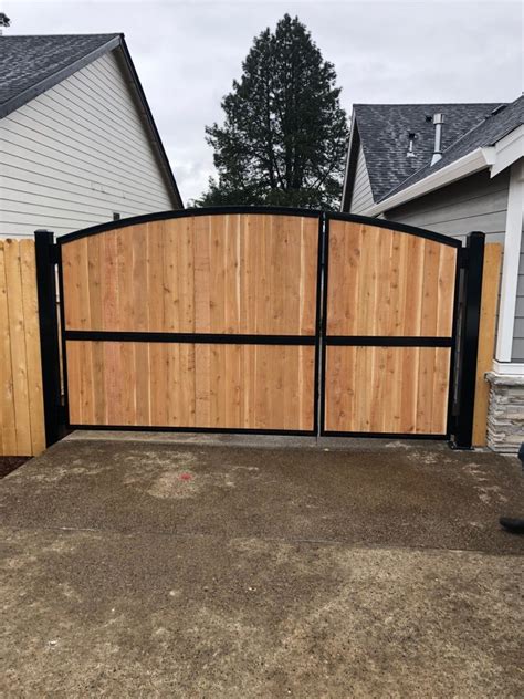 Residential Gate in Salem, Oregon | Outdoor Fence