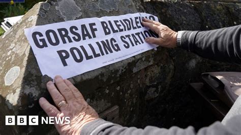 Wales local council elections: Final push for votes - BBC News