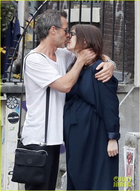 Guy Pearce & Carice van Houten Welcome Son Monte!: Photo 3744338 | Celebrity Babies, Guy Pearce ...