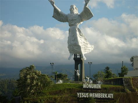 Patung YESUS Memberkati Kota Manado ~ --ANDREY--