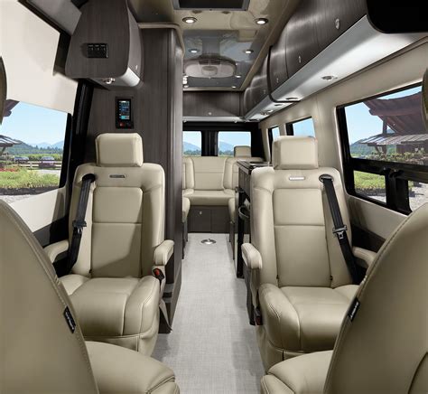 Interstate 24GL | Mercedes-Benz Touring Coaches | Airstream