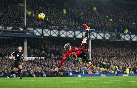 Thắng thuyết phục Everton, Man United áp sát top 4